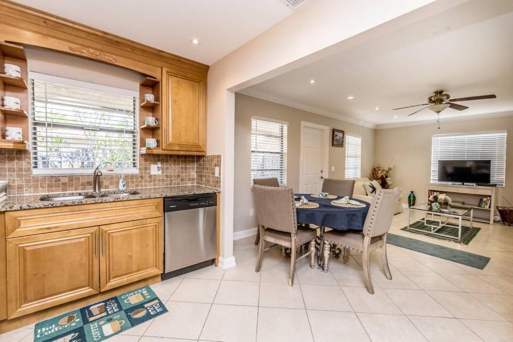 Ocean Vacation Breeze Lantana Exterior foto